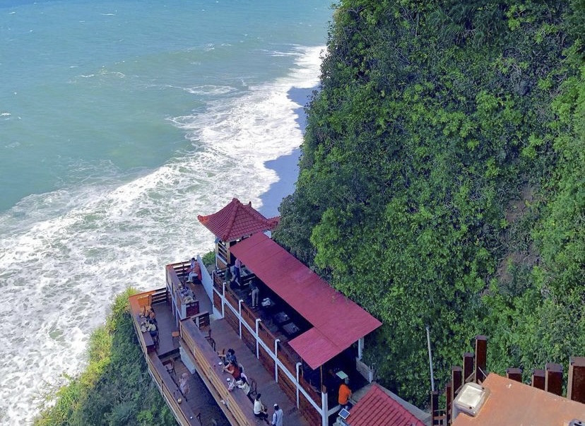 Menikmati keindahan laut di Gunung Kidul dari Puncak Segoro