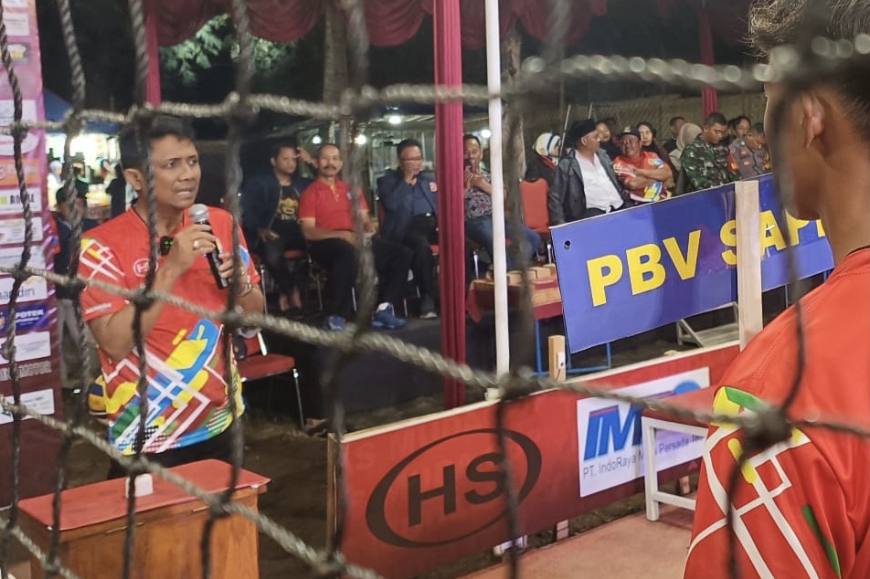 SPORTIF: Ketua DPRD Kabupaten Sleman Haris Sugiharta SIP (kiri) berpidato di sela pembukaan Turnamen Tunas Muda Cup VIII di Padukuhan Keceme, Caturharjo, Sleman, Sabtu (27/7/2024) malam.