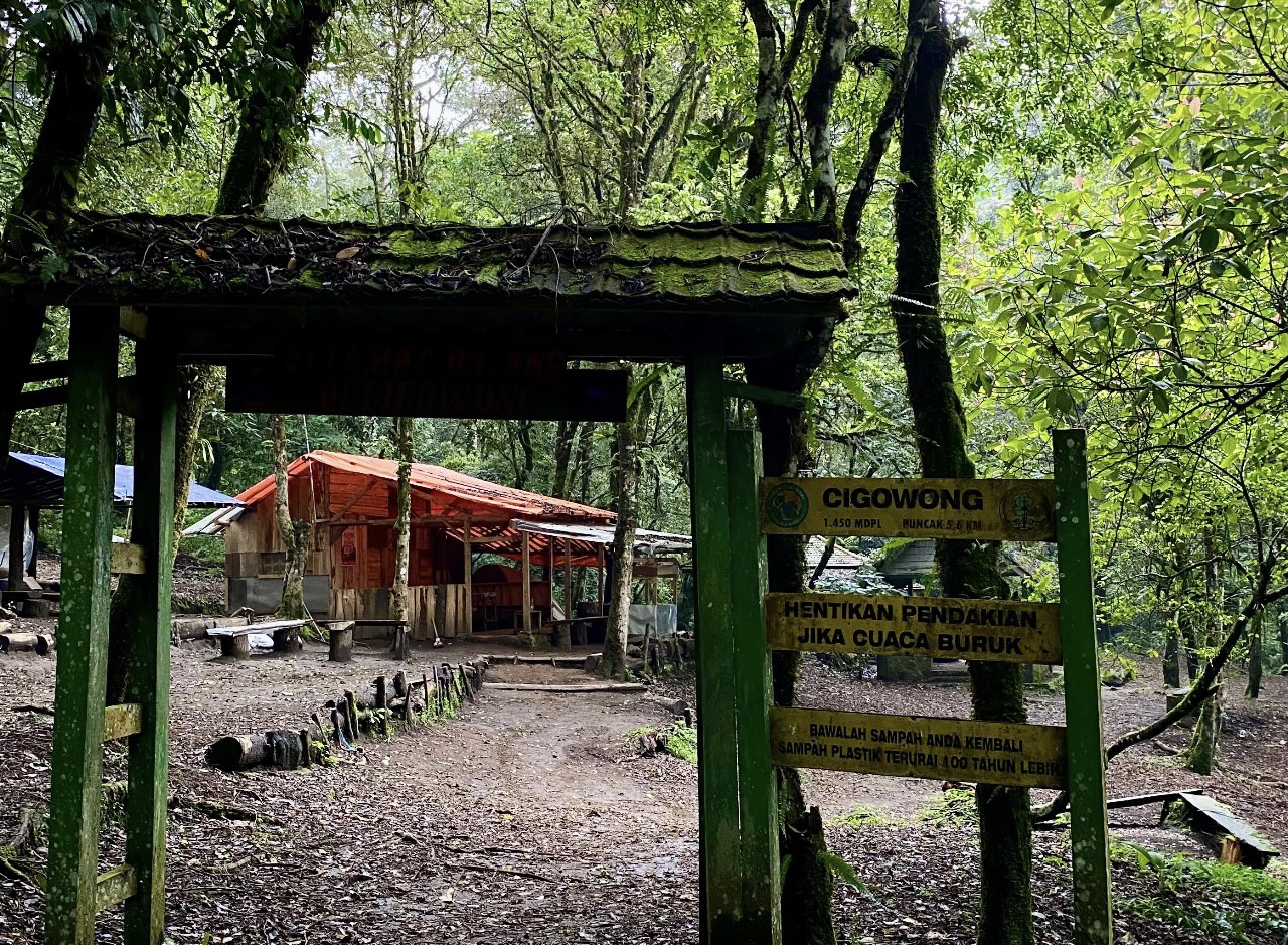 Pengalaman hiking ke Pos 1 Pendakian Ciremai atau Pos Cigowong
