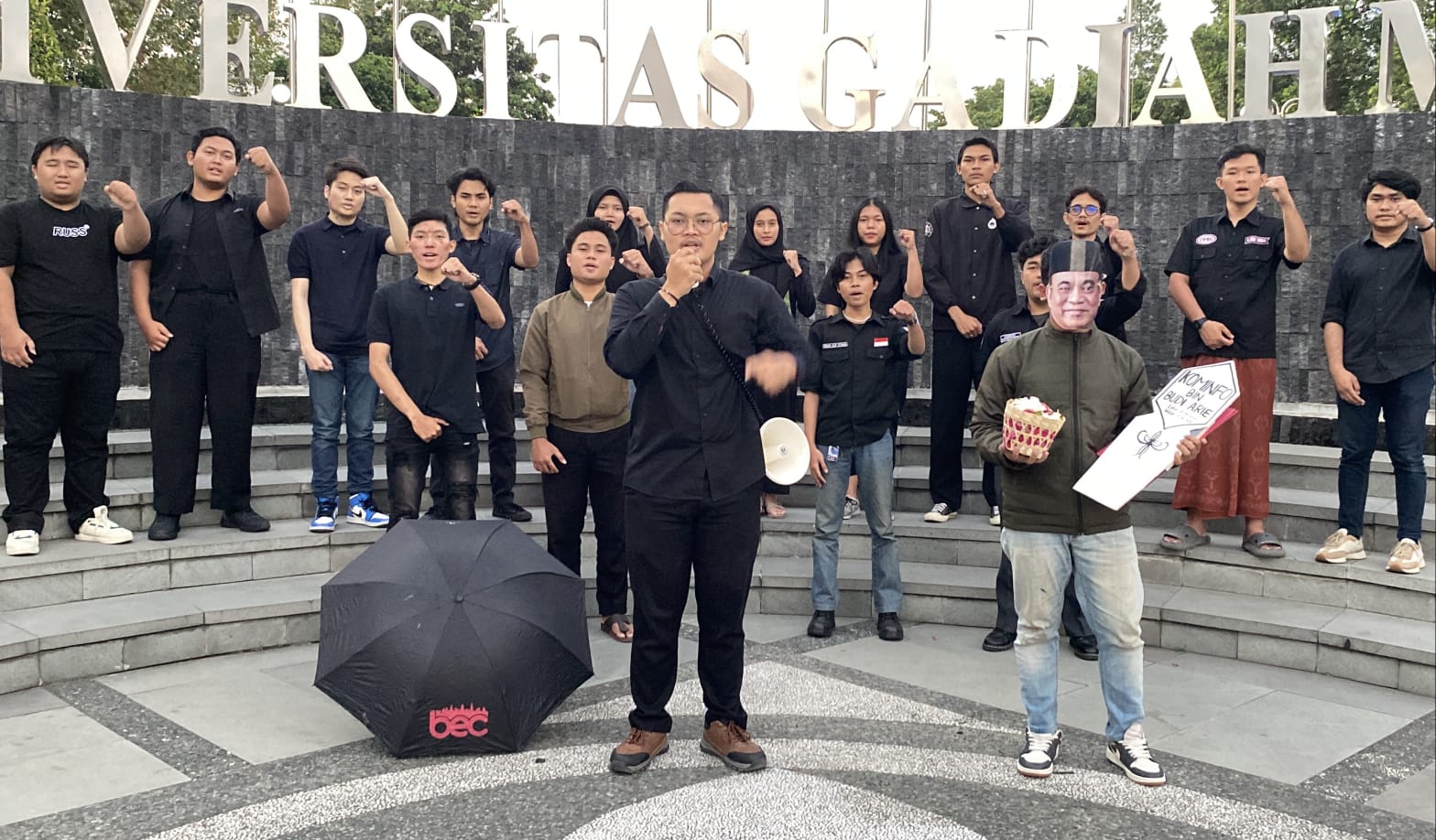 BENTUK KRITIK: BEM KM UGM saat mempersiapkan kiriman paket papan nisan dan surat terbuka untuk Menkominfo Budi Arie Setiadi Sabtu (27/7). (Dokumentasi BEM KM UGM)