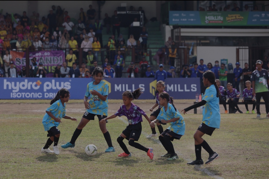 Pertandingan final KU 10 Milklife Soccer Challenge 2024 di Stadion Tridadi Sleman