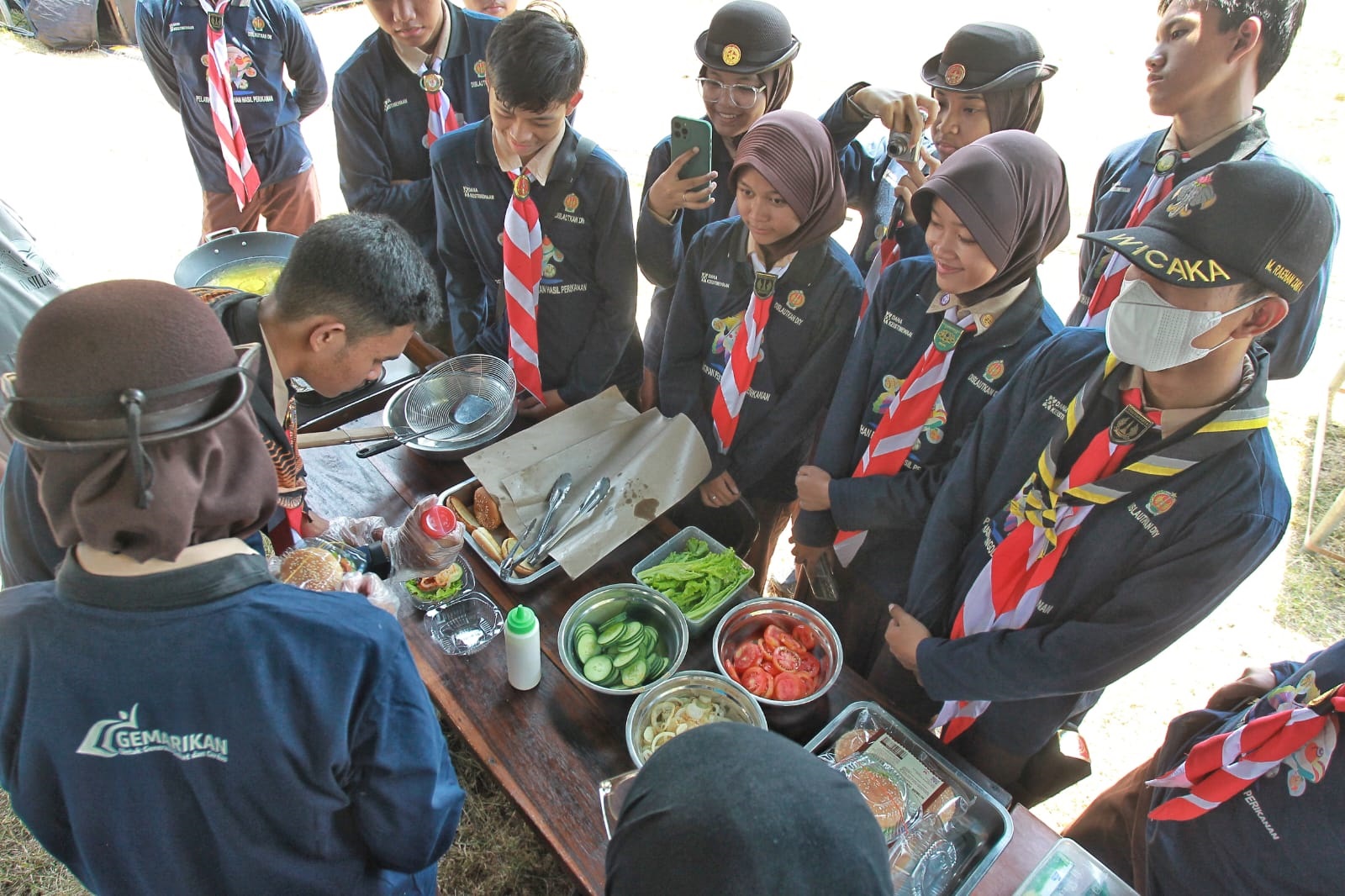 GENERASI CERDAS: Anggota Saka Bahari mengikuti workshop pengolahan ikan di sela Pameran Festival Pramuka Jogja 2024&nbsp; di Bumi Perkemahan Babarsari.