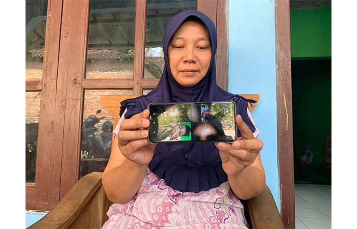 BUKTI: Orang tua korban Bekti Maha Kusuma Dewi menunjukkan foto kondisi anaknya saat ditemui awak media di kediamannya, Wonosari, Gunungkidul.&nbsp;