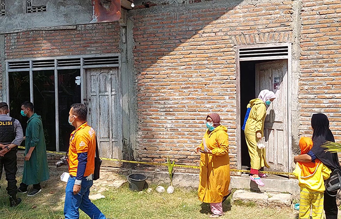 OLAH TKP: Polisi melakukan otopsi di rumah korban yang terletak di Kalurahan Bugel, Panjatan, Kulon Progo.