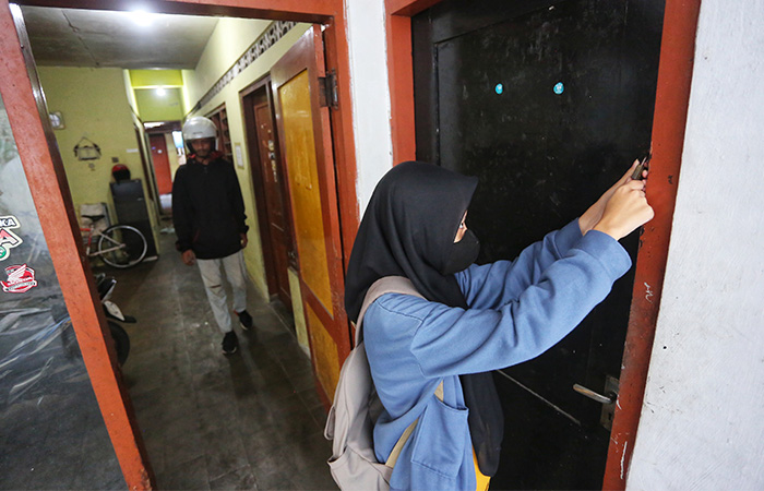 Penghuni laki-laki dan perempuan beraktifitas di sebuah indekos di Kota Jogja, kemarin (28/7).