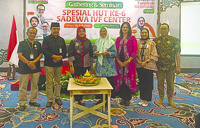 KOMITMEN: Jajaran manajemen RSKIA Sadewa dan pembicara dalam seminar tumbuh kembang anak berfoto bersama saat perayaan HUT ke-6 Klinik IVF Center di Sahid Raya Hotel & Convention Center kemarin (28/7)