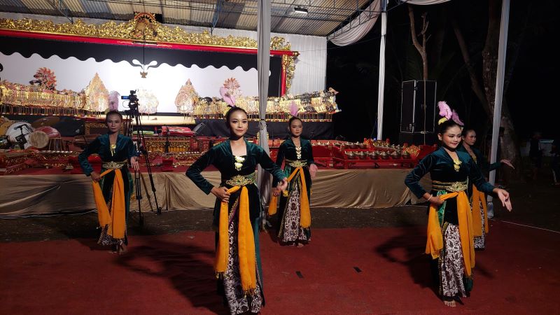 TARIAN: Tarian Sembah Pambuka sebagai penyambutan pada tamu di Sendang Dipo.