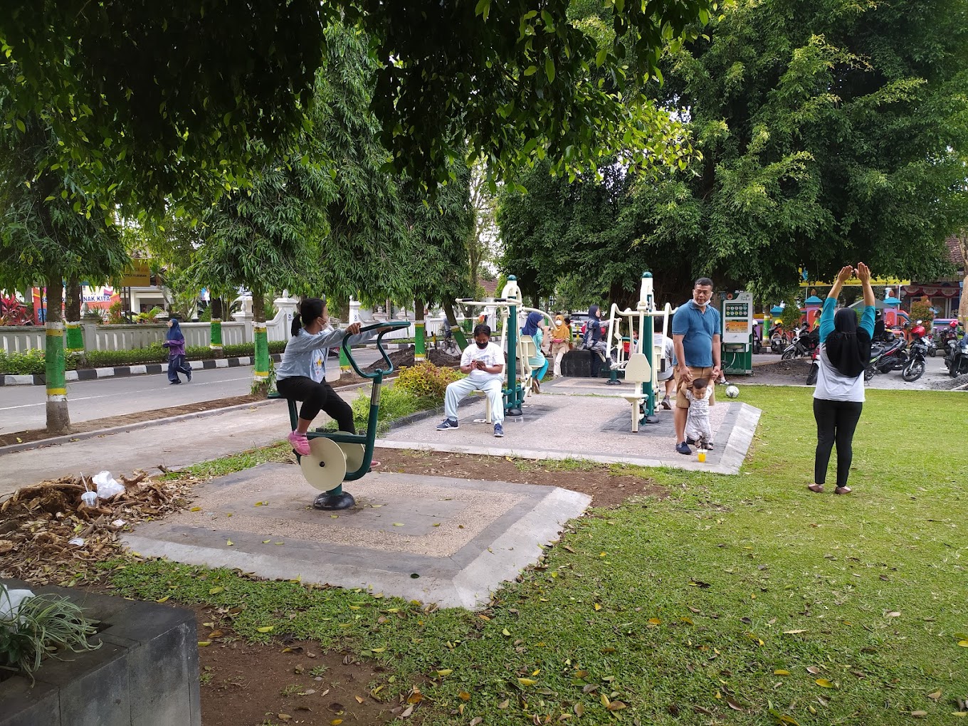 Warga memanfaatkan fasilitas alat olahraga dan joging track di Lapangan Pemda Sleman.