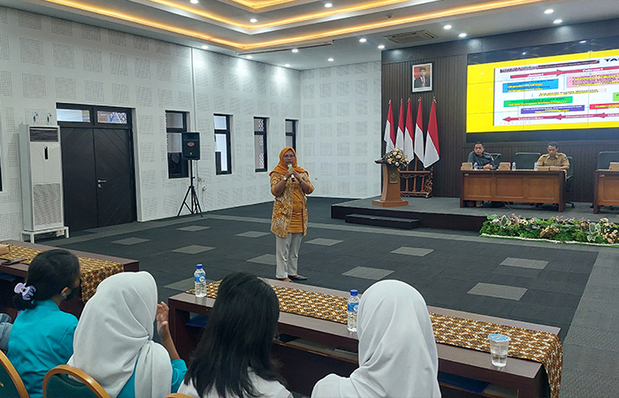 SOSIALISASI: Pemilih pemula mayoritas pelajar mengikuti sosialisasi.ANOM BAGASKORO/RADAR JOGJA