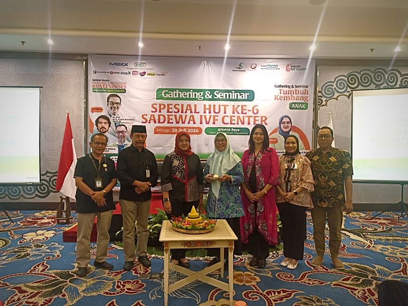 Jajaran manajemen RSKIA Sadewa dan pembicara dalam seminar tumbuh kembang anak berfoto bersama saat perayaan HUT ke-6 Klinik IVF Center di Sahid Raya Hotel & Convention Center, Minggu (28/7)