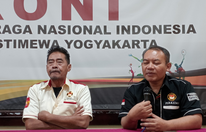 Ketua Pengda Perkemi DIY Suprobo (kiri pakai baju putih) dan Pelatih kepala kempo DIY&nbsp;Agung Wibowo (kanan pakai baju hitam) saat berbincang di Kantor KONI DIY.Rizky Wahyu/Radar Jogja