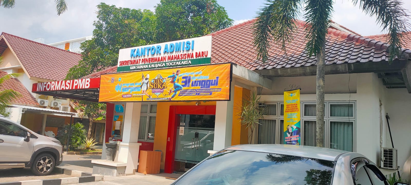 SILAKAN DAFTAR - Suasana di lokasi penerimaan mahasiswa baru UIN Sunan Kalijaga pada Senin (29/7/2024)  GUNAWAN/Radar Jogja