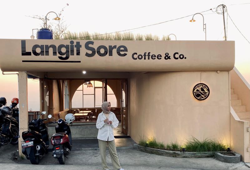 Menikmati kopi sembari melihat matahari terbenam di Langit Sore Coffee
