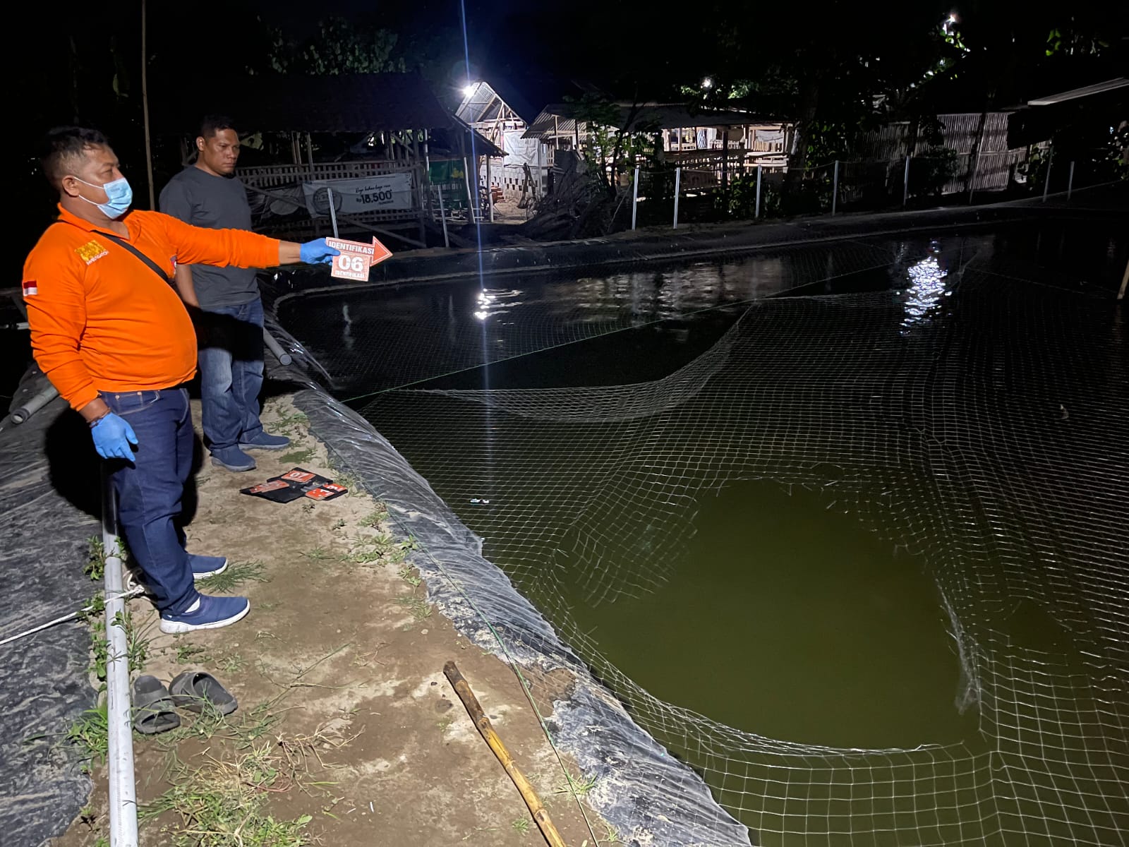 TKP Sriyadi tenggelam ke dalam kolam ikan usai terpeleset saat mencabuti rumput.