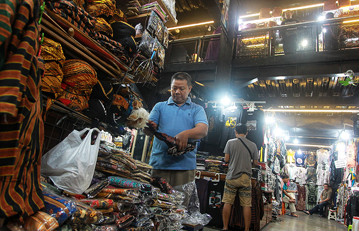 BERKEBALIKAN: Pedagang merapikan cenderamata yang dijual di Teras Malioboro (TM) 1,  Kota Jogja, kemarin (30/7). Pendapatan para pedagang di TM 1 dalam satu tahun terakhir  menembus Rp 13,1 miliar
