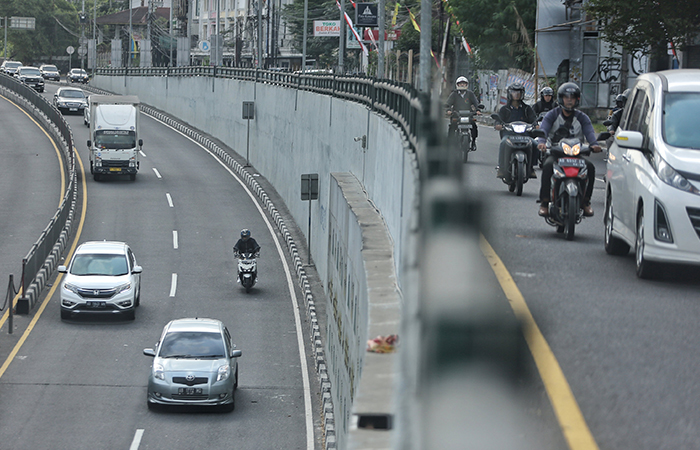 MELANGGAR: Pengendara motor melintas di jalur underpass Kentungan, Caturtunggal, Depok, Sleman (30/7).ELANG KHARISMA DEWANGGA/RADAR JOGJA&nbsp;