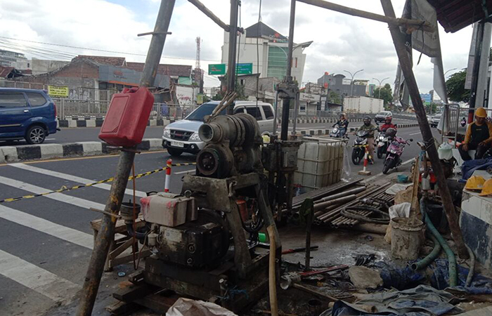UJI SAMPEL: Proses core dril untuk mengetahui kandungan aspal yang ada di jalur pembangunan Tol Jogja-Solo.Delima Purnamasari/Radar Jogja