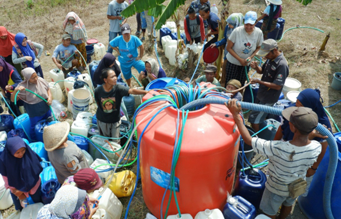 KEKERINGAN : Warga di Desa Krakal, Kecamatan Alian merasakan krisis air bersih di musim kemarau. Mereka rela antre demi mendapatkan bantuan air bersih dari BPBD Kebumen.