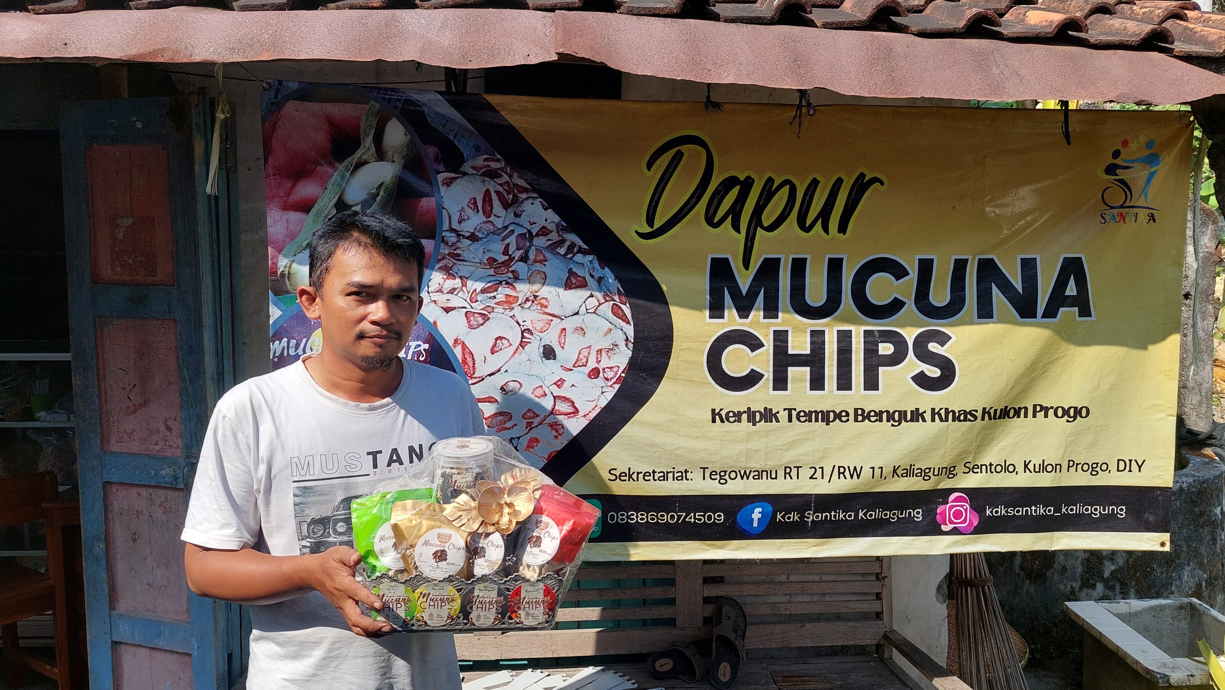 Wakil Ketua KDK Santika, Winarno menunjukkan produk mucuna chips di Kalurahan Kaliagung, Sentolo, Kulon Progo, Selasa (30/7/2024)
