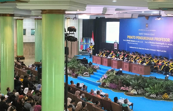 BERTAMBAH: Rapat terbuka senat pengukuhan profesor berlangsung di Auditorium KH Abdul Kahar Muzakkir, Kampus Terpadu UII Selasa (30/7). GUNAWAN/RADAR JOGJA