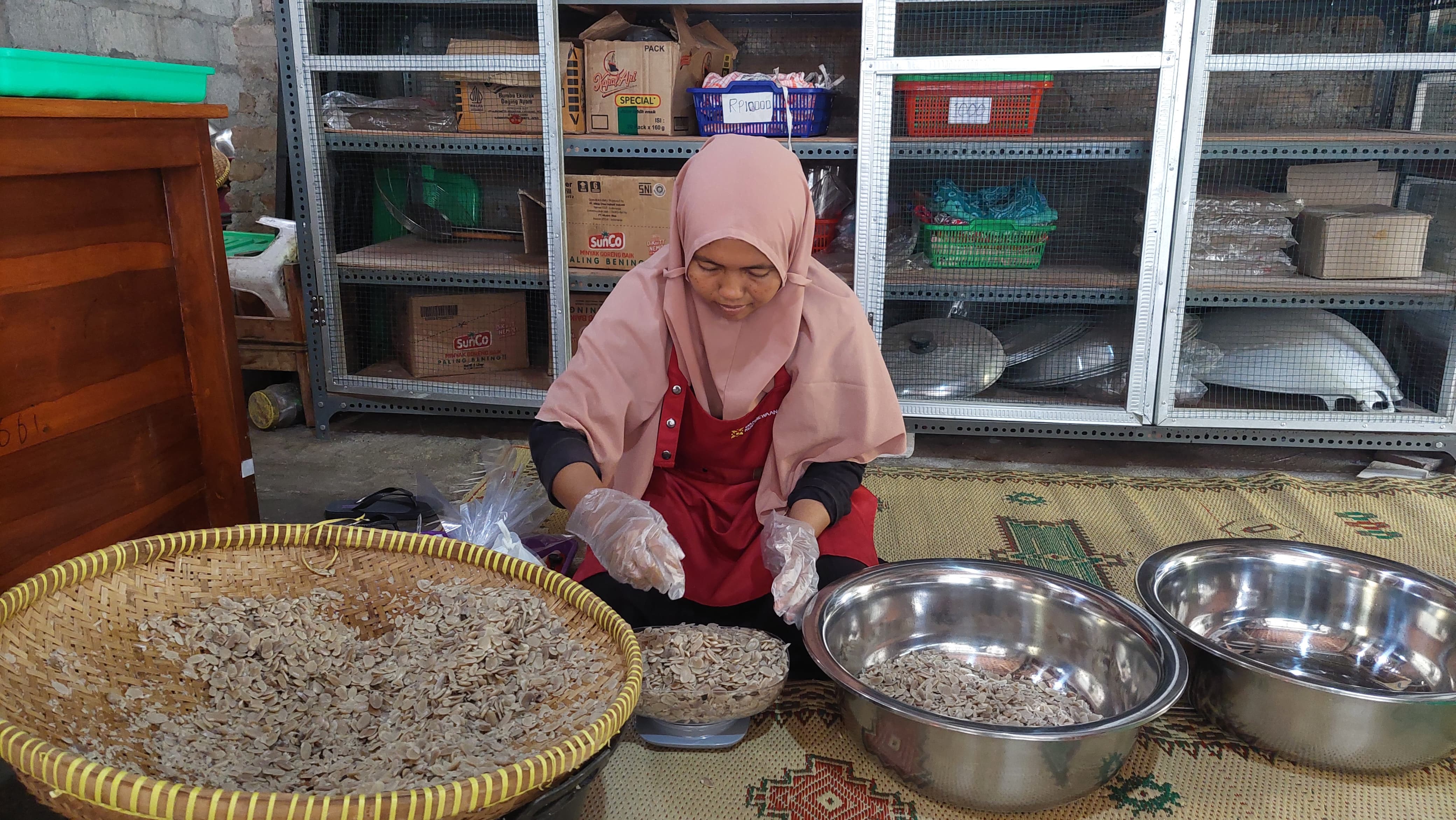 Proses pembuatan keripik benguk di rumah produksi Mucuna Chips.