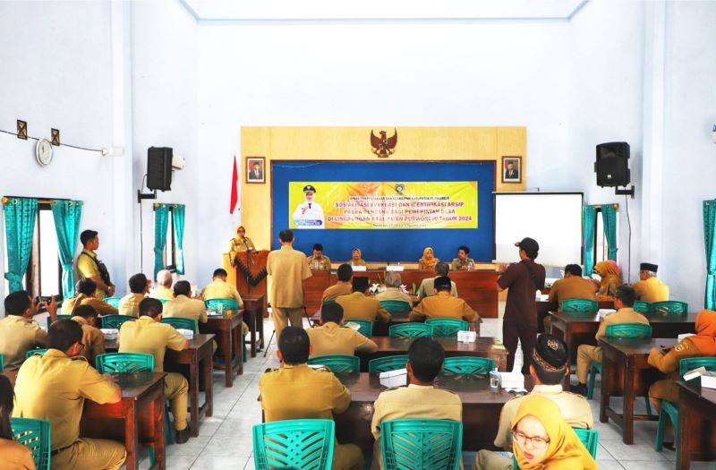 Kegiatan sosialisasi identifikasi dan evakuasi arsip pasca bencana bagi pemdes di salah satu aula kecamatan di Kabupaten Purworejo.