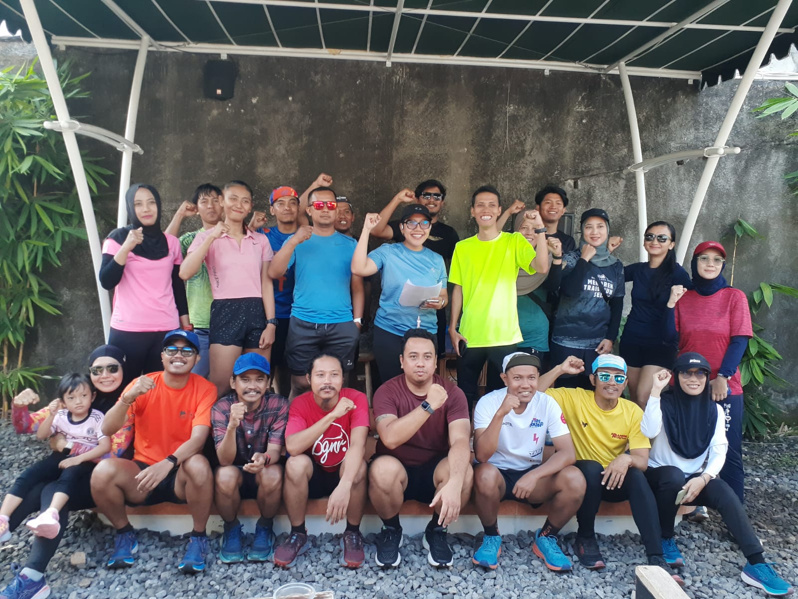 Gabungan Komunitas Pelari di Kota Jogja saat mendeklarasikan dukungan kepada Singgih Raharjo untuk maju sebagai calon wali kota di salah satu cafe Selasa (30/7).  (IWAN NURWANTO/Radar Jogja)