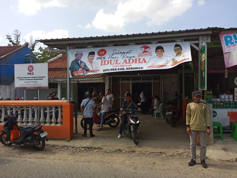Kantor DPD PKS Kebumen ramai didatangi kader dan simpatisan jelang Pilkada 2024. (M Hafied/Radar Jogja)