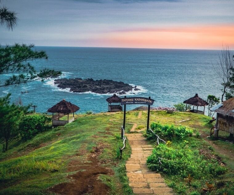 Pesona keindahan Pantai Menganti di Kebumen