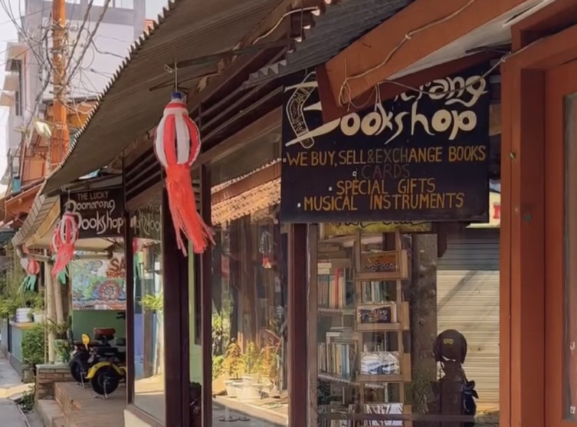 The Lucky Boomerang Bookshop, toko buku yang menjual berbagai buku internasional