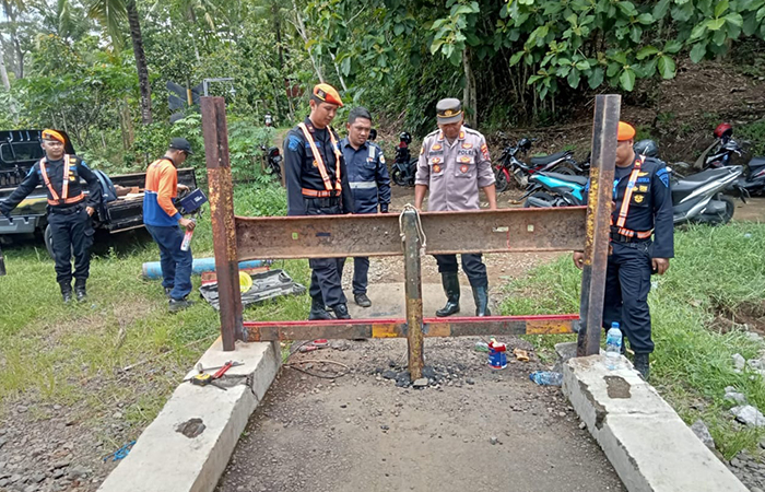 TITIK LOKASI: Petugas Daop 6 Yogyakarta bersama dengan kepolisian setempat melakukan penutupan perlintasan antara Jenar-Wojo.
