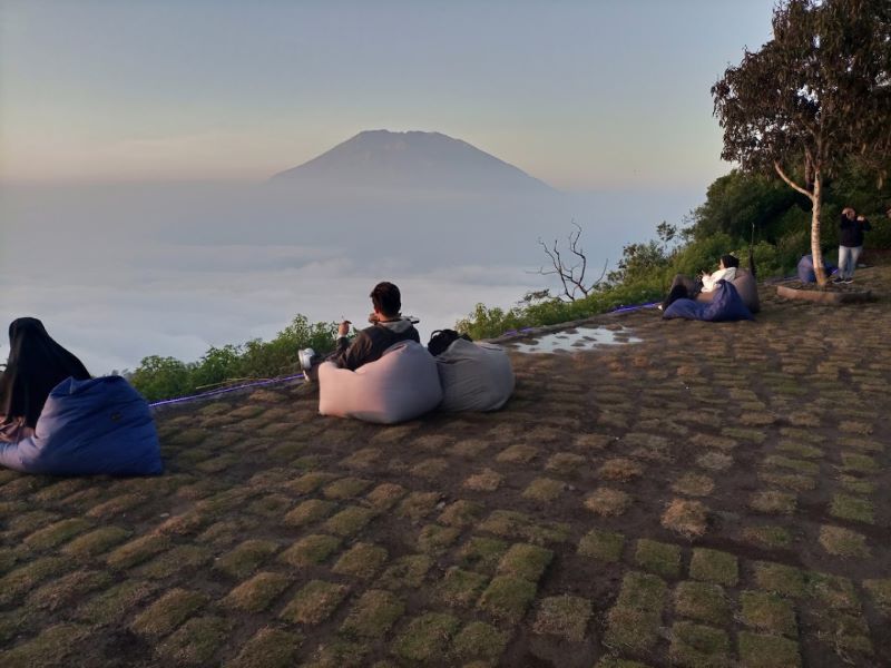Lautan awan di Triangle Sky Telomoyo, destinasi favorit untuk menikmati sunrise.