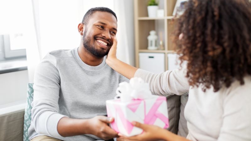 Ide kado menarik untuk merayakan National Girlfriend Day.