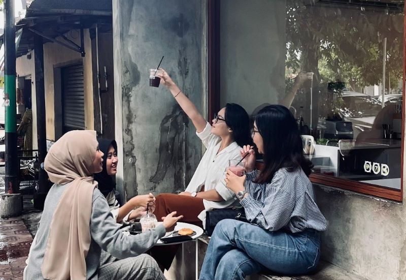 Menikmati coffee dan donat di 774 Hub