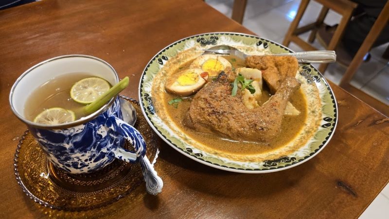 Menikmati kuliner unik di Ayam Bakar Kuah Tugu.