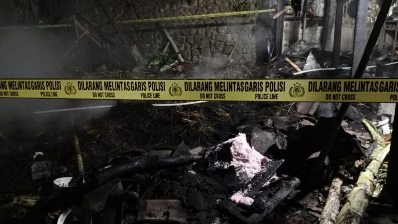 Kebakaran rumah di Padukuhan Mertelu Wetan, Kalurahan Mertelu, Gedangsari, Gunungkidul, Selasa (30/7) malam.
