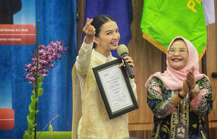 Aktris Raline Shah memberi motivasi tentang pengembangan diri kepada ratusan mahasiswa baru di Fakultas Pertanian UGM, Jogja, Rabu (31/7).&nbsp;Raline menjadi pembicara dalam PIONIR Gadjah Mada.