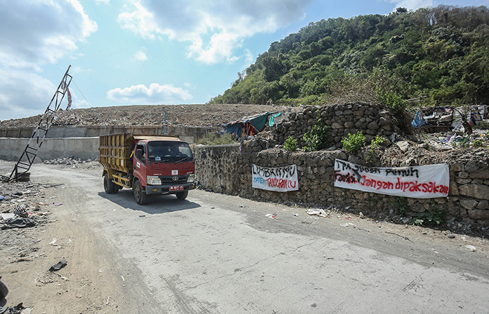 DARURAT SAMPAH: Truk sampah melintas menuju TPST Piyungan, Bantul (31/7). Belum adanya tempat pembuangan sampah baru, Pemkab Bantul kembali membuang sampah di TPST Piyungan.