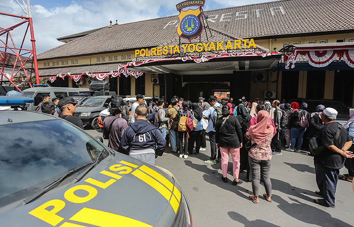 Paguyuban pedagang Teras malioboro 2 bersama-sama mendatangi Mapolresta Jogja, Rabu (31/7). Kedatangan mereka karena adanya 4 pedagang yang diperiksa buntut kericuhan yang terjadi beberapa waktu lalu.