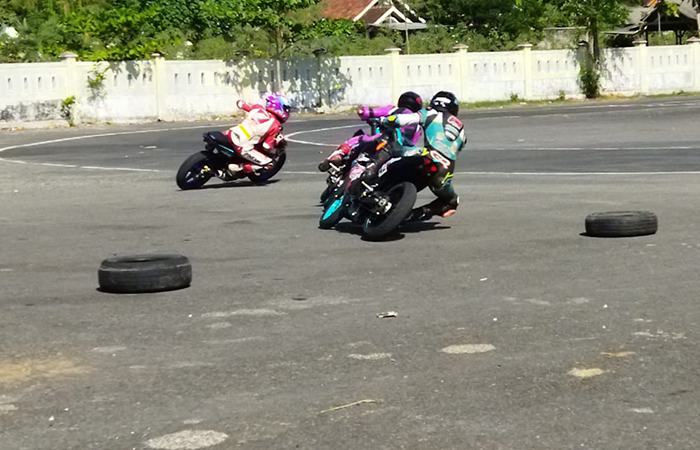Para atlet balap motor IMI DIY saat menjalani latihan.