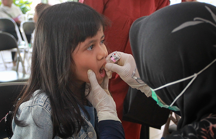 Petugas kesehatan meneteskan vaksin polio pada anak dalam Pekan Imunisasi Nasional (PIN) Polio putaran pertama, di Umbulharjo, Kota Jogja.