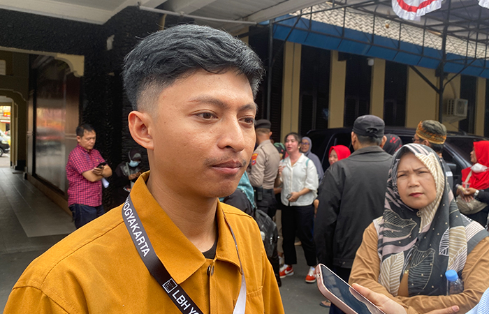 Staff Advokasi LBH Yogyakarta Ahmad Nur Lutfi saat mendampingi para pedagang TM 2 yang memberikan keterangan ke Polresta Jogja
