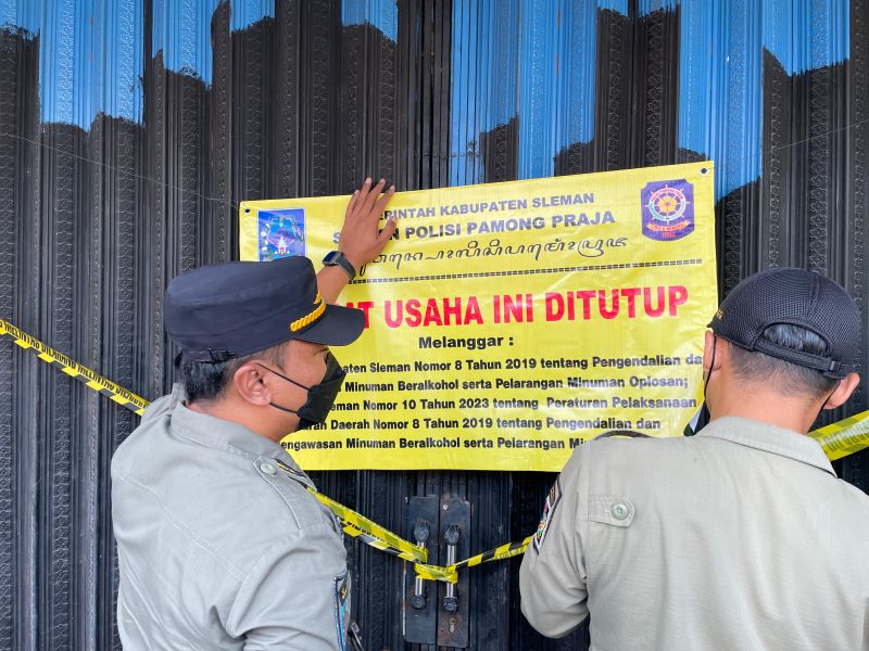 SEGEL : Aparat Sat Pol PP melakukan penutupan pada salah satu outlet menjual minuman keras