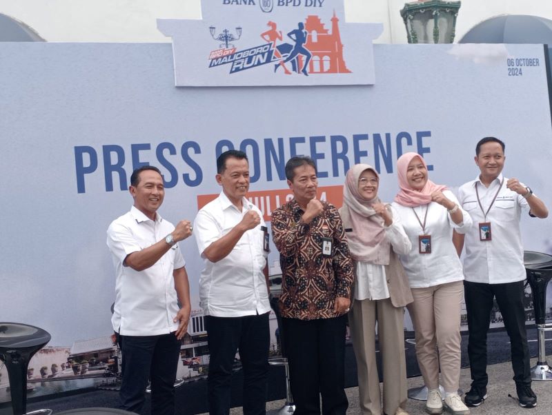 Keterangan Pj Wali kota Sugeng Purwanto saat menghadiri jumpa pers Malioboro Run 2024 di depan Kantor BPD DIJ