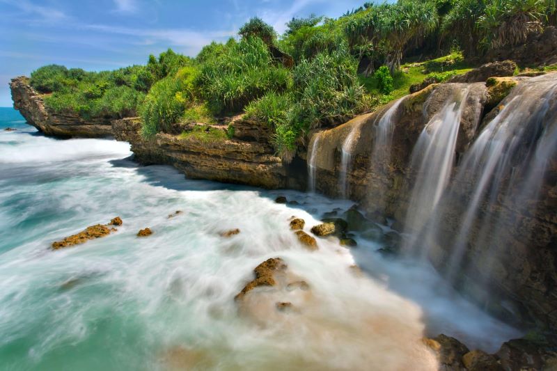 Air terjun indah nan cantik dari Pantai Jogan.