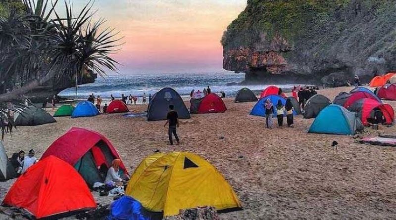 Berkemah di pasir putih Pantai Greweng.