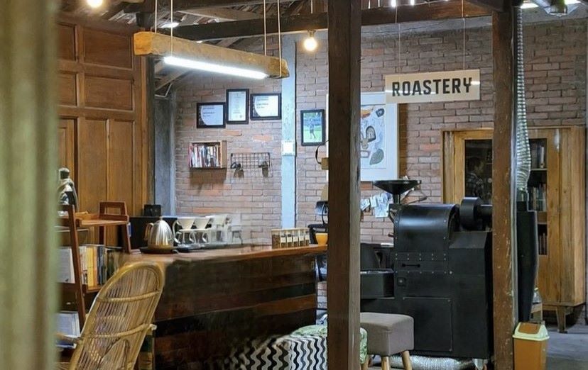 Menikmati kopi di slow bar Jagongan Coffee Roasters