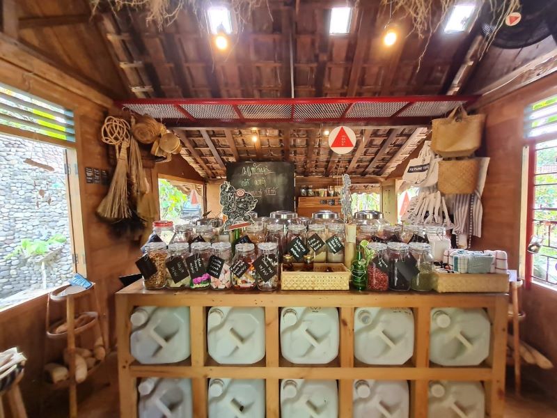 Warung kelontong unik yang hanya menjual produk lokal Jogja saja.