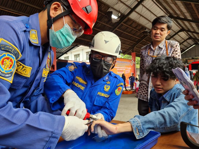 HATI-HATI: Petugas Damkar Kabupaten Magelang dengan penuh kehati-hatian melepas cincin yang melingkar di jari Arya, Kamis (1/8/2024).