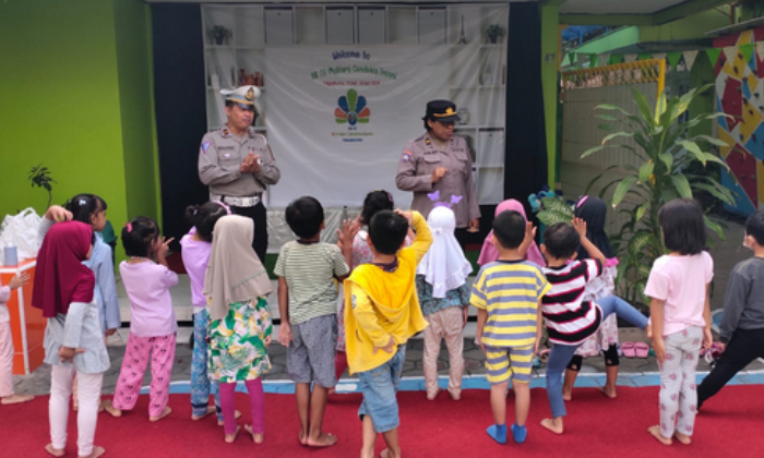 EDUKASI: Bhabinkamtibmas Polsek Mergangsan menggelar kegiatan penyuluhan di TK Mutiara Cendekia, Wirogunan, Kota Jogja, (1/8)Dok. Polsek Mergangsan